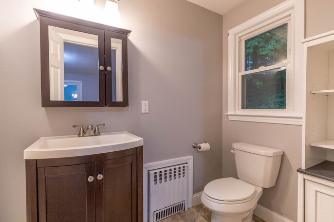 Building Photo - 3 Bedroom, 2 Bathroom home with Finished B...