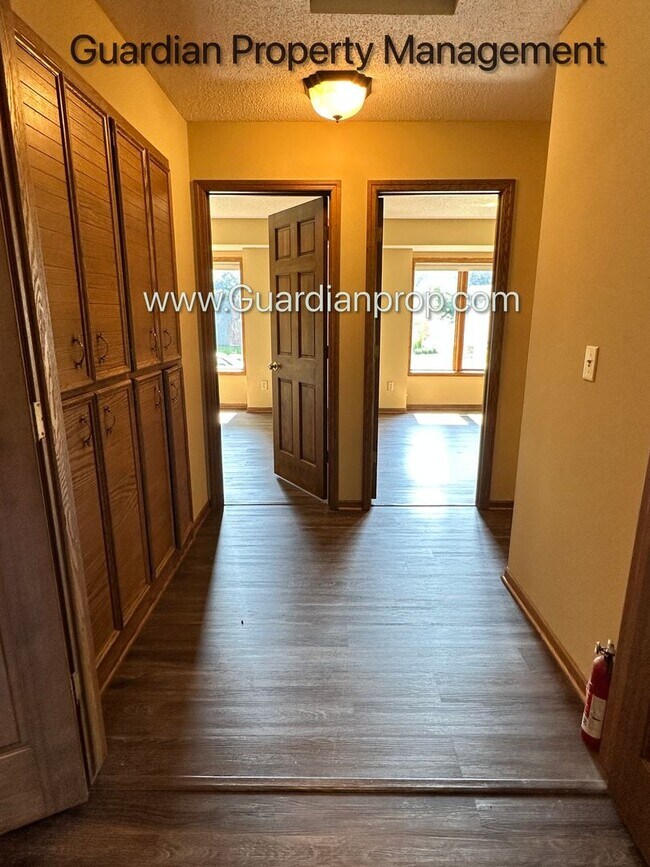 Building Photo - Eagan Single Family Home, 3 Car Garage, La...
