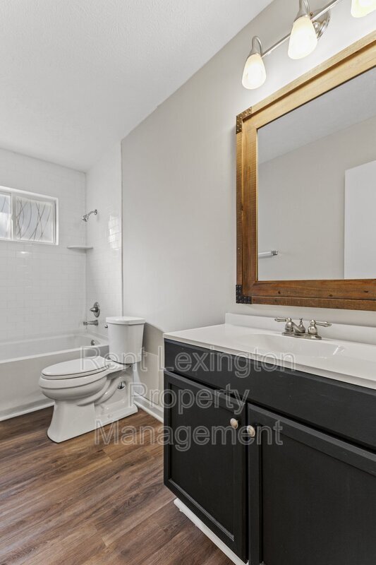 Building Photo - 123 Kingsway Dr