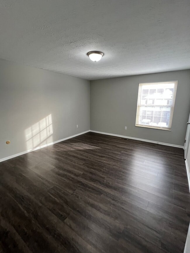 Building Photo - Updated 2 Bedroom 1.5 Bathroom Condo with ...