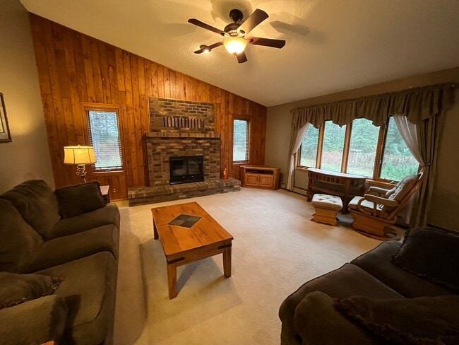 Building Photo - Beautiful 3 Bedroom Home In Carlton on 5 A...
