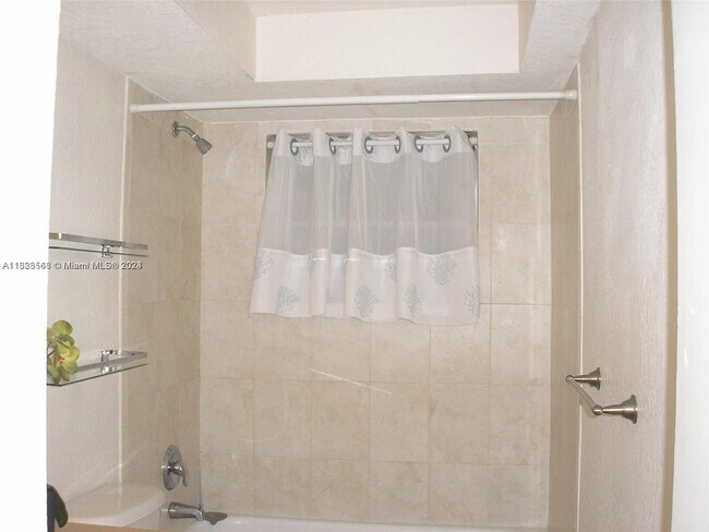 Building Photo - 7725 N Kendall Dr