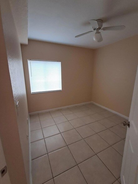 Building Photo - 1157 Golden Lakes Blvd