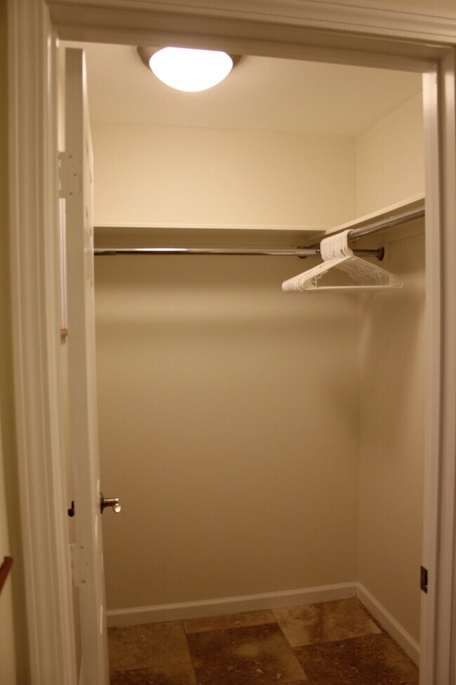 Building Photo - Part of a 2-unit CPR. 4 bedroom 3.5 bath with attached garage. Approx 1961 sf