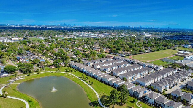 Building Photo - 9830 Magnolia Village Ln