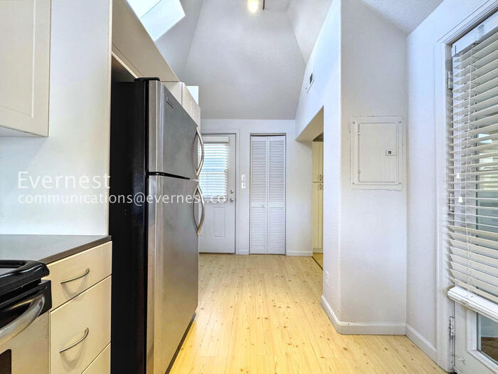 Building Photo - 4118 Wyandot St