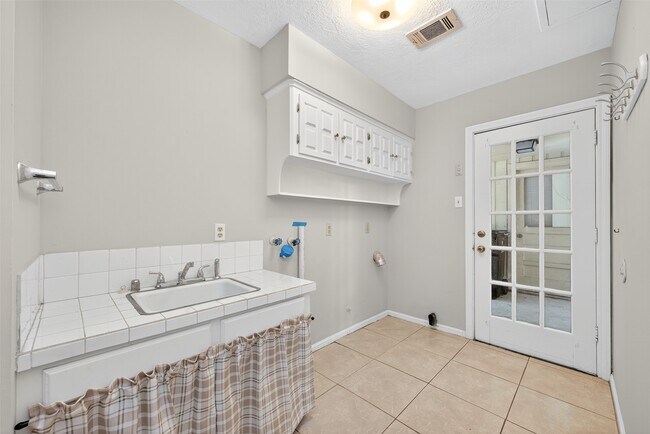 Building Photo - 663 Ravensworth Dr