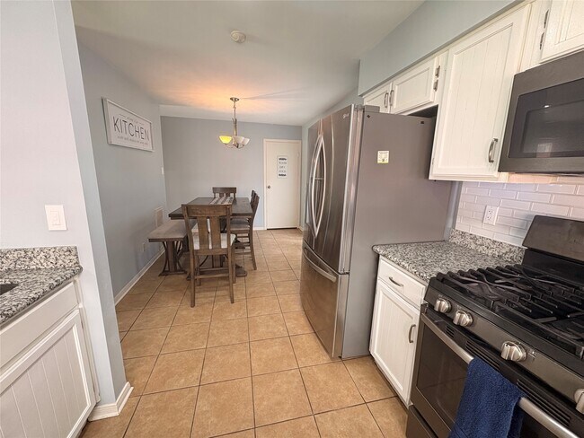 Building Photo - 2118 Hilton Head Dr