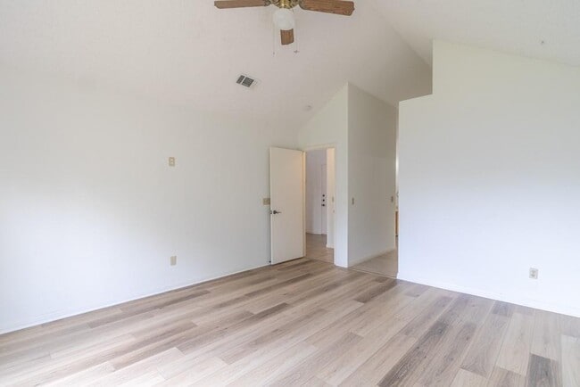 Building Photo - 300 Oakcrest Dr