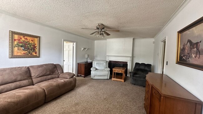 Building Photo - 704 E Country Club Dr