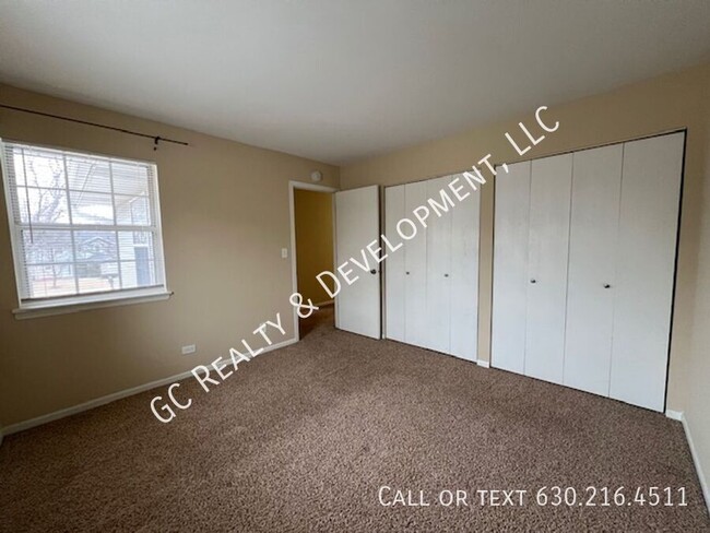 Building Photo - ** 3 BEDROOM / 2.5 BATH / END UNIT / SS AP...