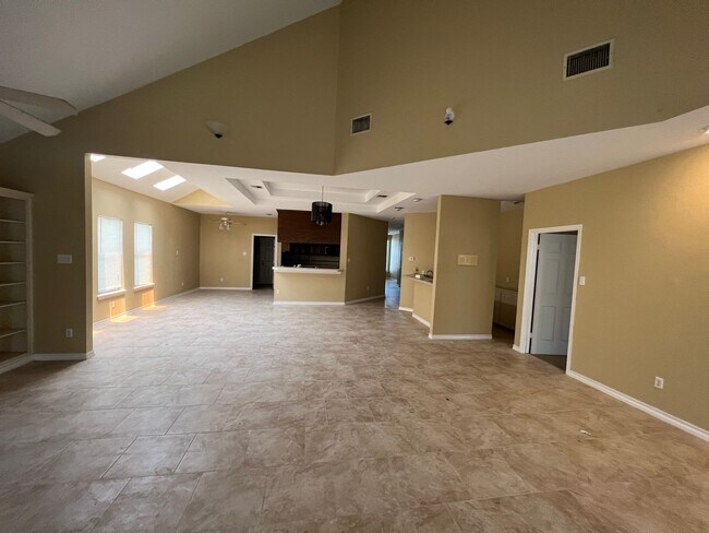 Building Photo - Great location