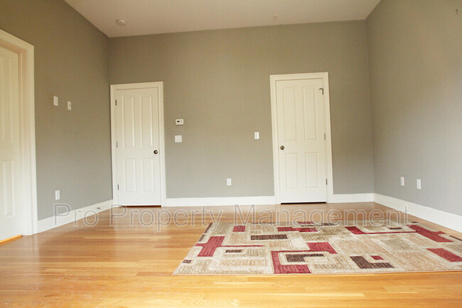 Building Photo - 109 Forest St