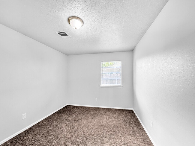 Building Photo - 812 Royal Ave