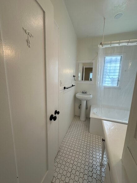 Building Photo - 630 N Plymouth Blvd