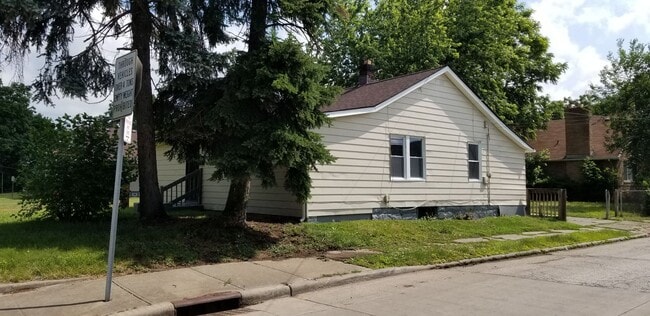 Building Photo - 4023 Valley Rd