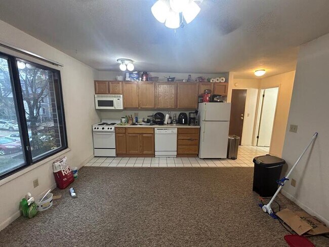 Building Photo - 134 E Johnson St