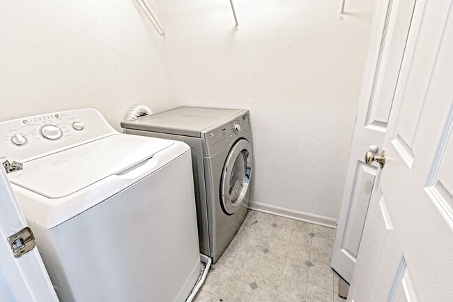 Building Photo - Middletown - 3 bedroom, 2.5 bath townhome