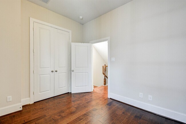 Building Photo - 720 N Shepherd Dr