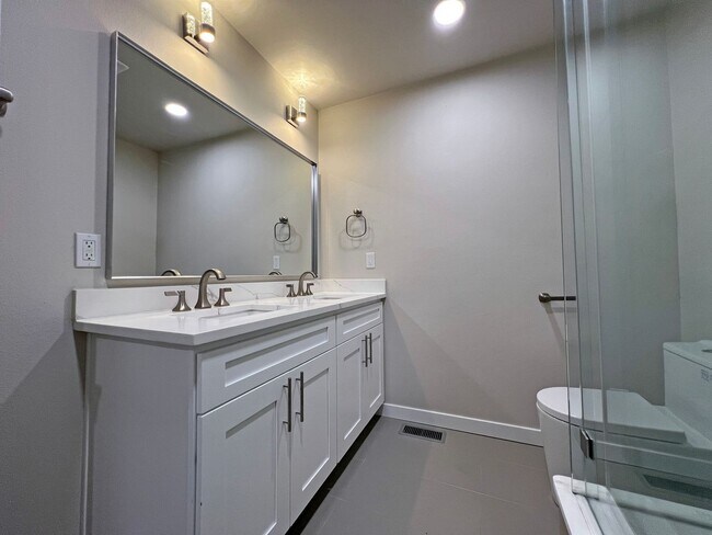 Building Photo - Freshly Remodeled 5BR Home in Prime Bellevue Enatai