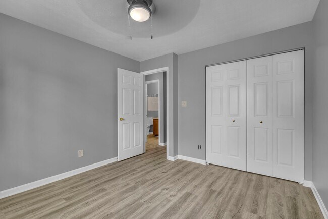 Building Photo - 833 Delray Dr