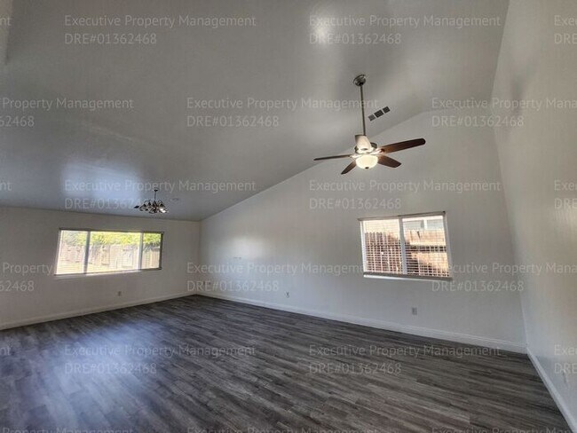 Building Photo - 4 bedroom/ 2 bathroom located in the South...