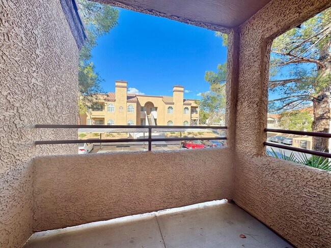 Building Photo - CUTE 2ND FLOOR UNIT, 2 BEDROOM/2 BATH CONDO!