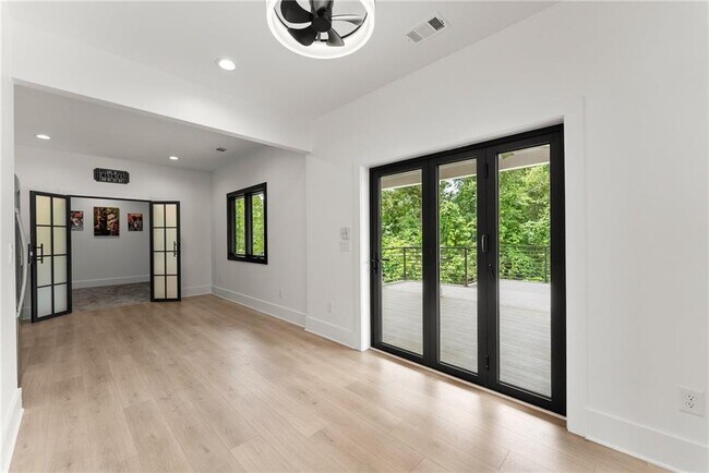 Building Photo - 151 S Pointe Dr