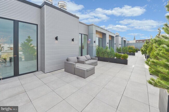 Building Photo - 236 W Thompson St