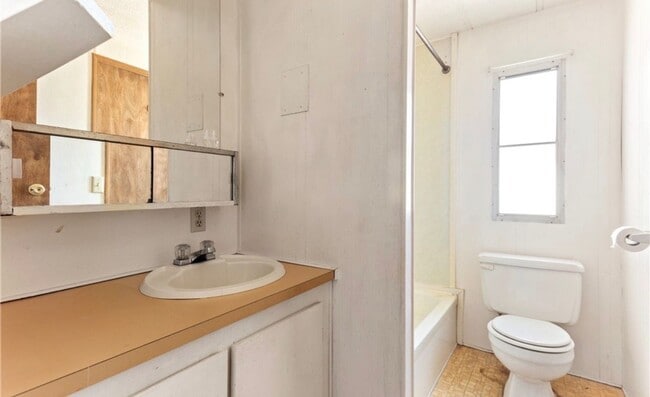 Building Photo - 2/2 Bedroom