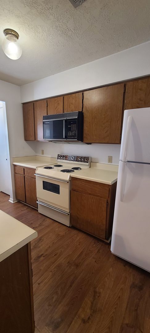 Building Photo - 2 Bedroom 1 Bath Available