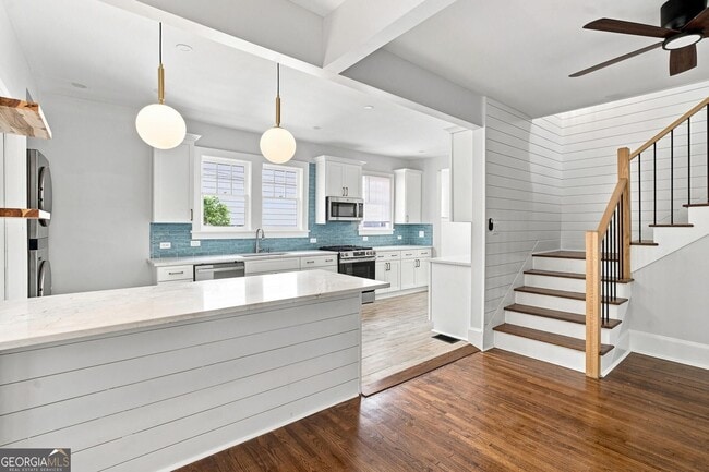 Building Photo - 884 Vedado Way NE