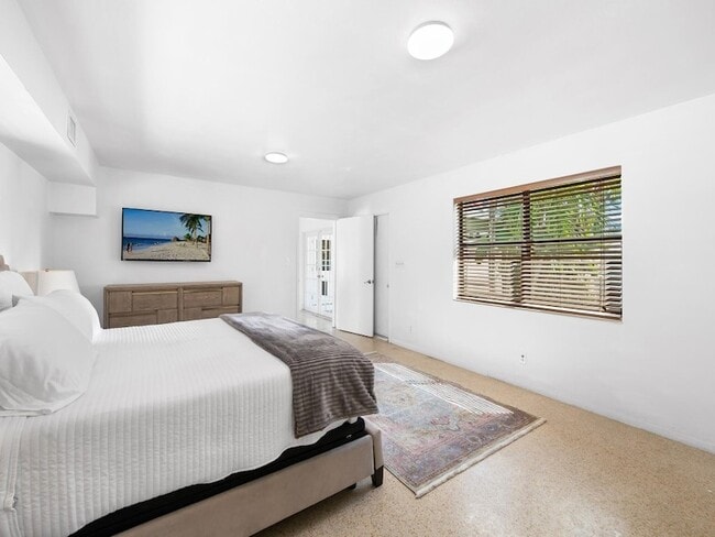 Building Photo - 413 NE 25th Ave