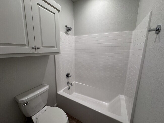 Building Photo - Stunning 4-Bed Home with Cozy Fireplace!