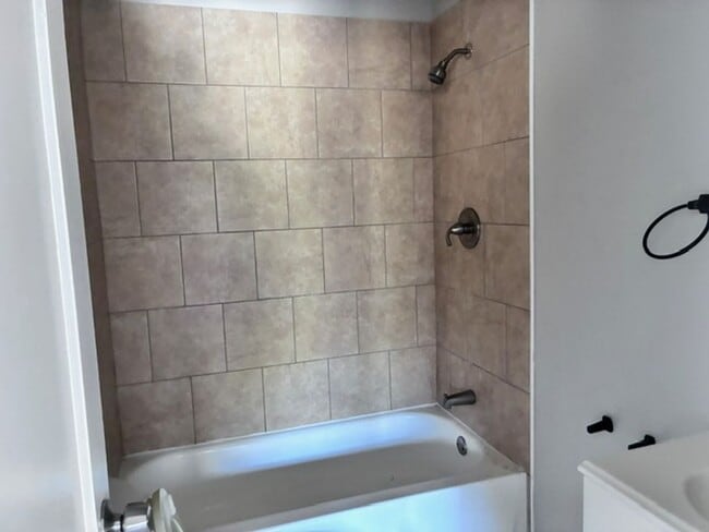 Building Photo - 70 Lakeside Dr