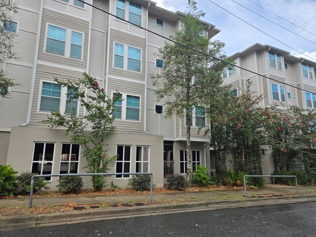 Primary Photo - Room for rent in a 4BA/4BR condo walking d...