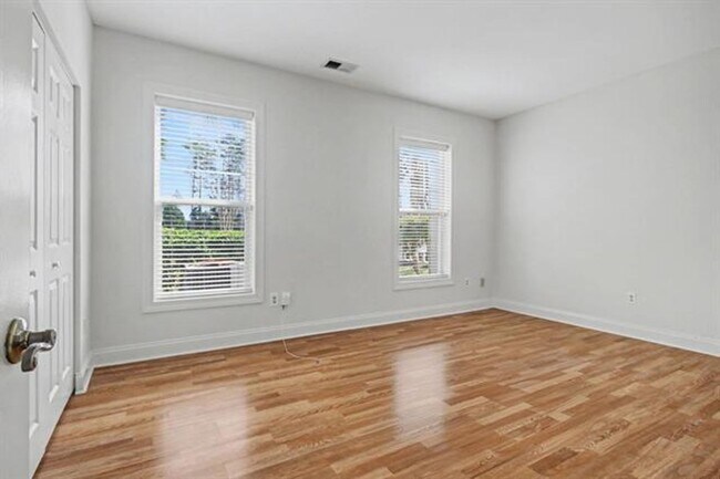 Building Photo - 3BD, 2BA condo with All Utilities included