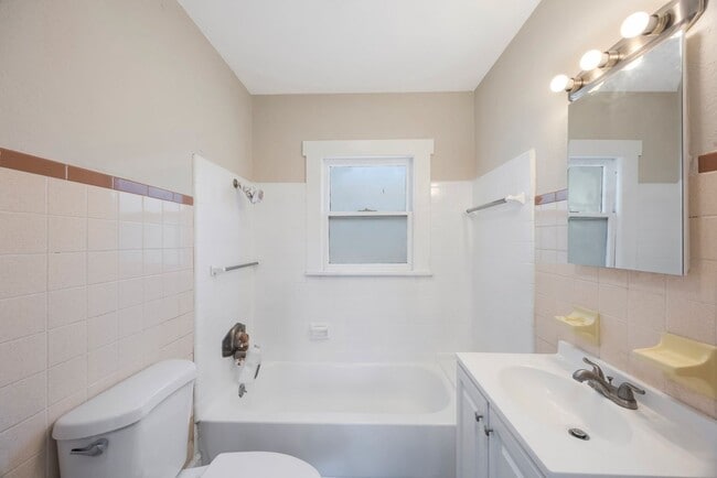 Building Photo - Cosy 2 bedroom 1 bath home with nice size ...