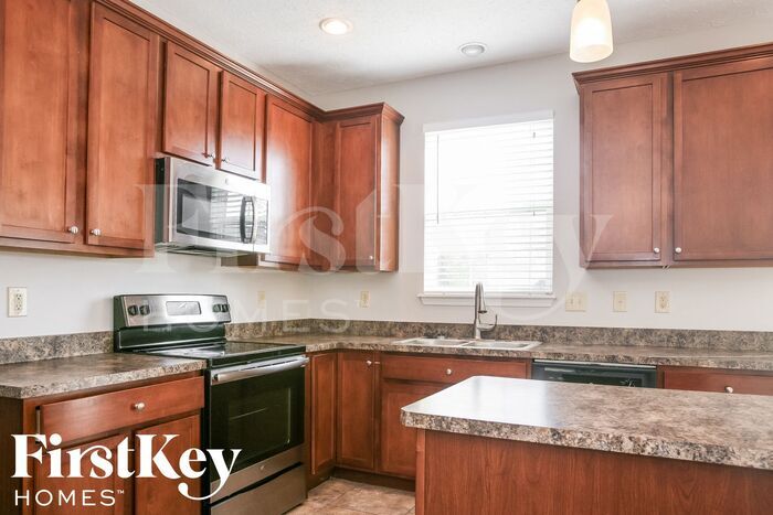 Building Photo - 2547 Greythorne Dr