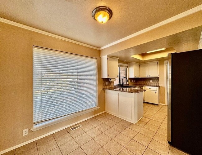 Building Photo - 2200 W Rockypoint Dr