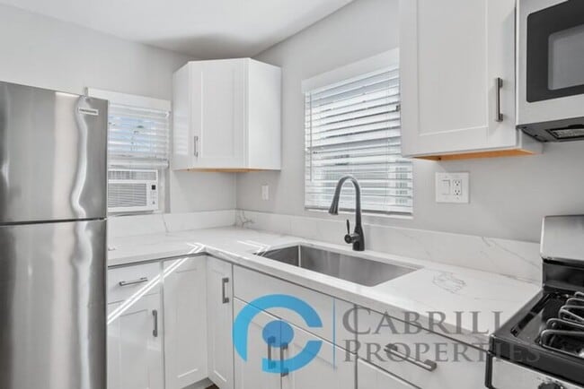 Building Photo - 4853 Mansfield St