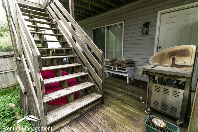 Building Photo - Awesome 4 bedroom duplex located in quite neighborhood