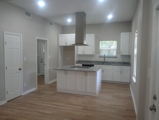Building Photo - 909 N 16th St
