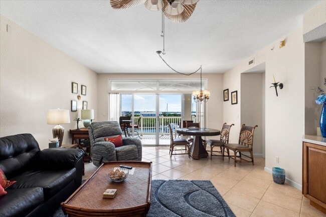 Building Photo - Seasonal Waterfront Living | Available April 15 – October 31