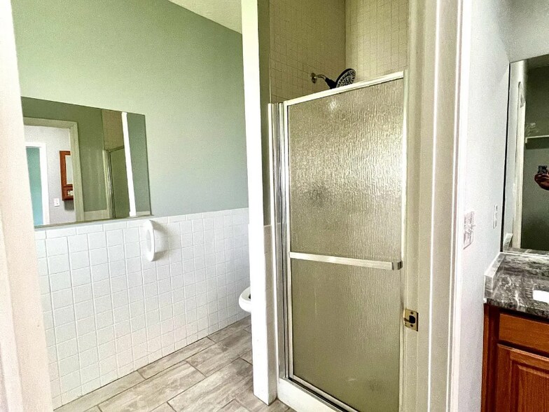 Building Photo - 300 Oaklawn Dr