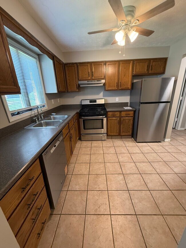 Building Photo - First Floor Boardman Condo with Garage, Appliances!
