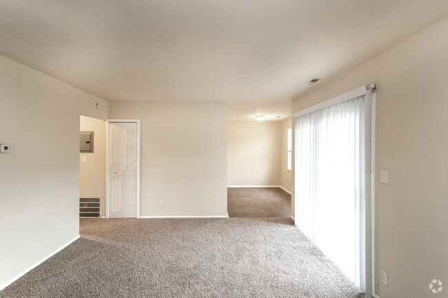 2BR, 1bA - 890 SF - Bingham Square
