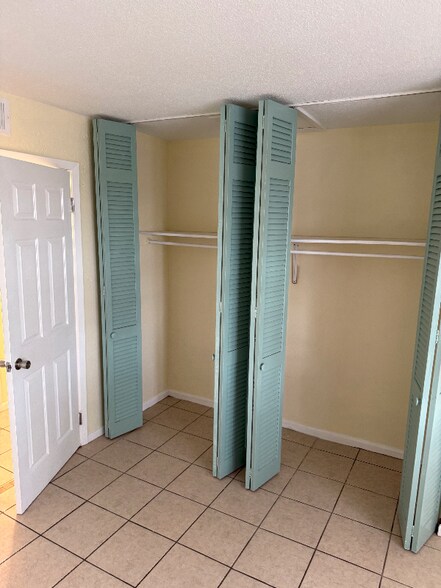 Building Photo - 2421 N Oleander Ave