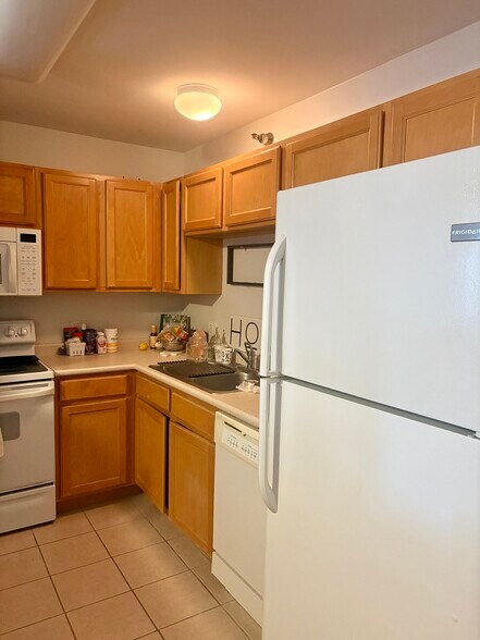Building Photo - 345 N La Salle Dr