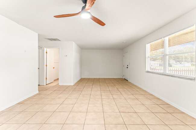 Building Photo - Charming 2-Bed Duplex Retreat in Edgewater...